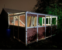 Unfertiges Gartenhaus bei Nacht