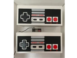 Zwei Regale im Design eines Videospiel-Controllers