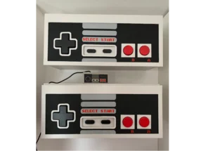 Zwei Regale im Design eines Videospiel-Controllers