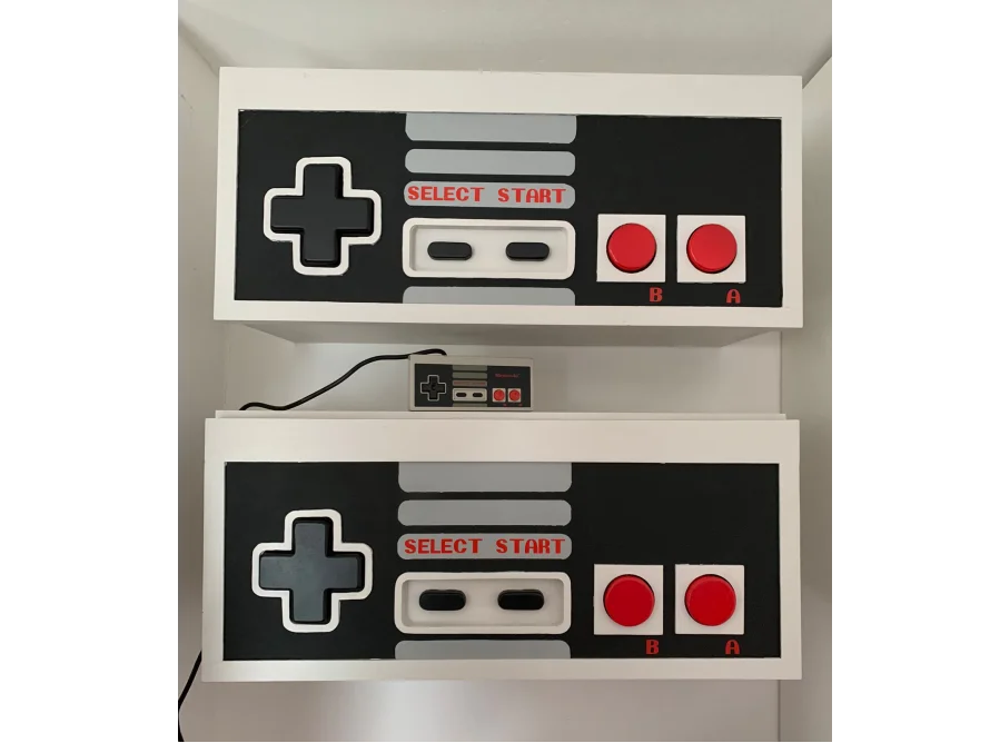 Zwei Regale im Design eines Videospiel-Controllers