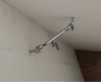 Metallhaken an Wand befestigt