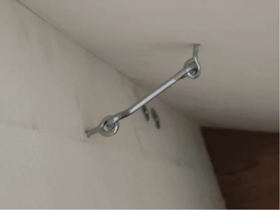 Metallhaken an Wand befestigt