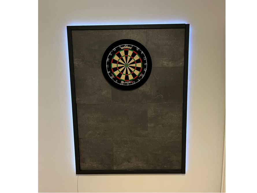 Eine Dartscheibe an einer Wand