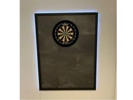 Eine Dartscheibe an einer Wand