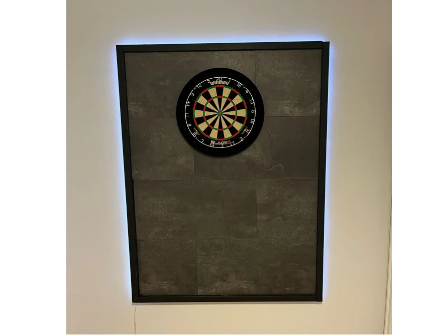 Eine Dartscheibe an einer Wand
