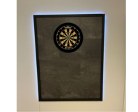 Eine Dartscheibe an einer Wand