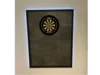 Eine Dartscheibe an einer Wand