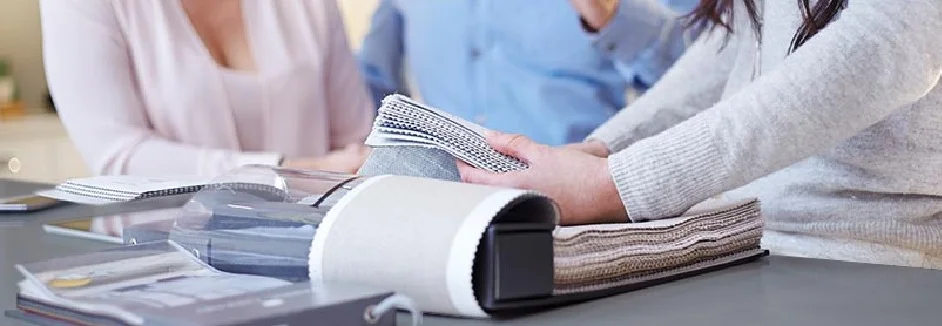 Person sucht Stoffmuster aus