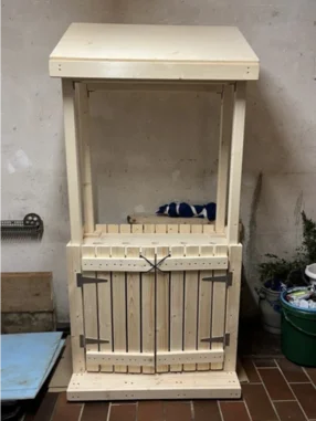 Holzgerüst mit Doppeltür