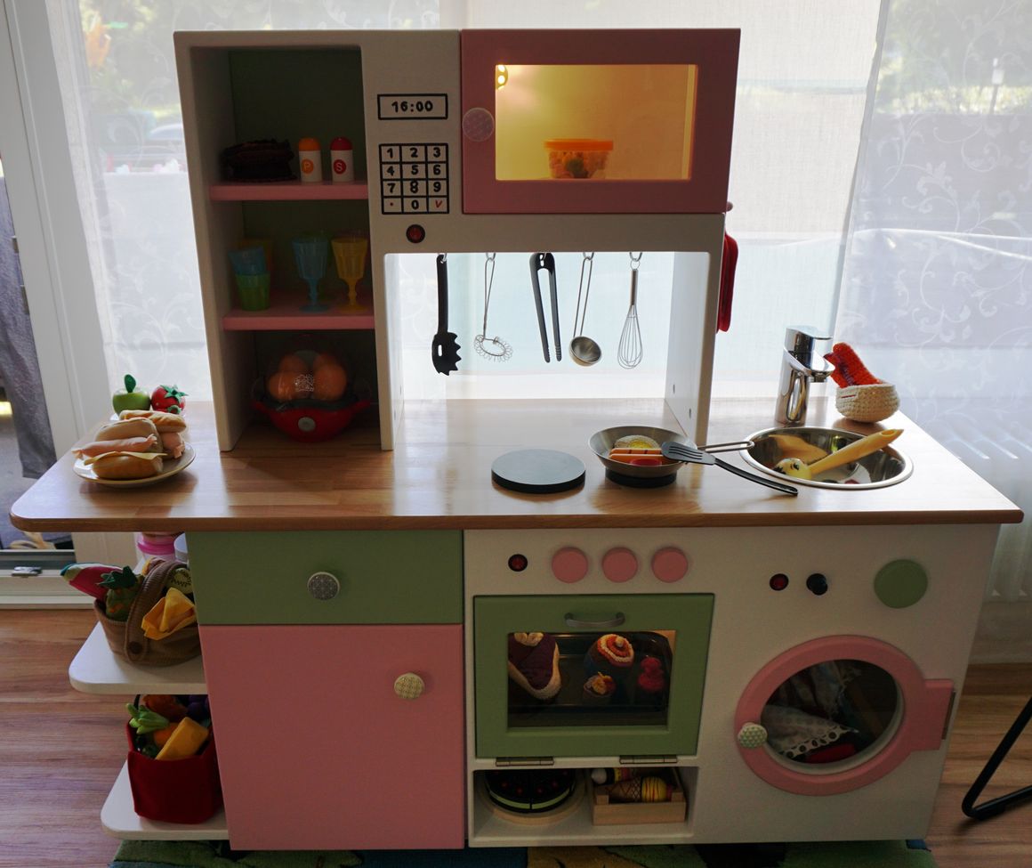 Spielzeugküche aus Holz mit Spielzeugessen