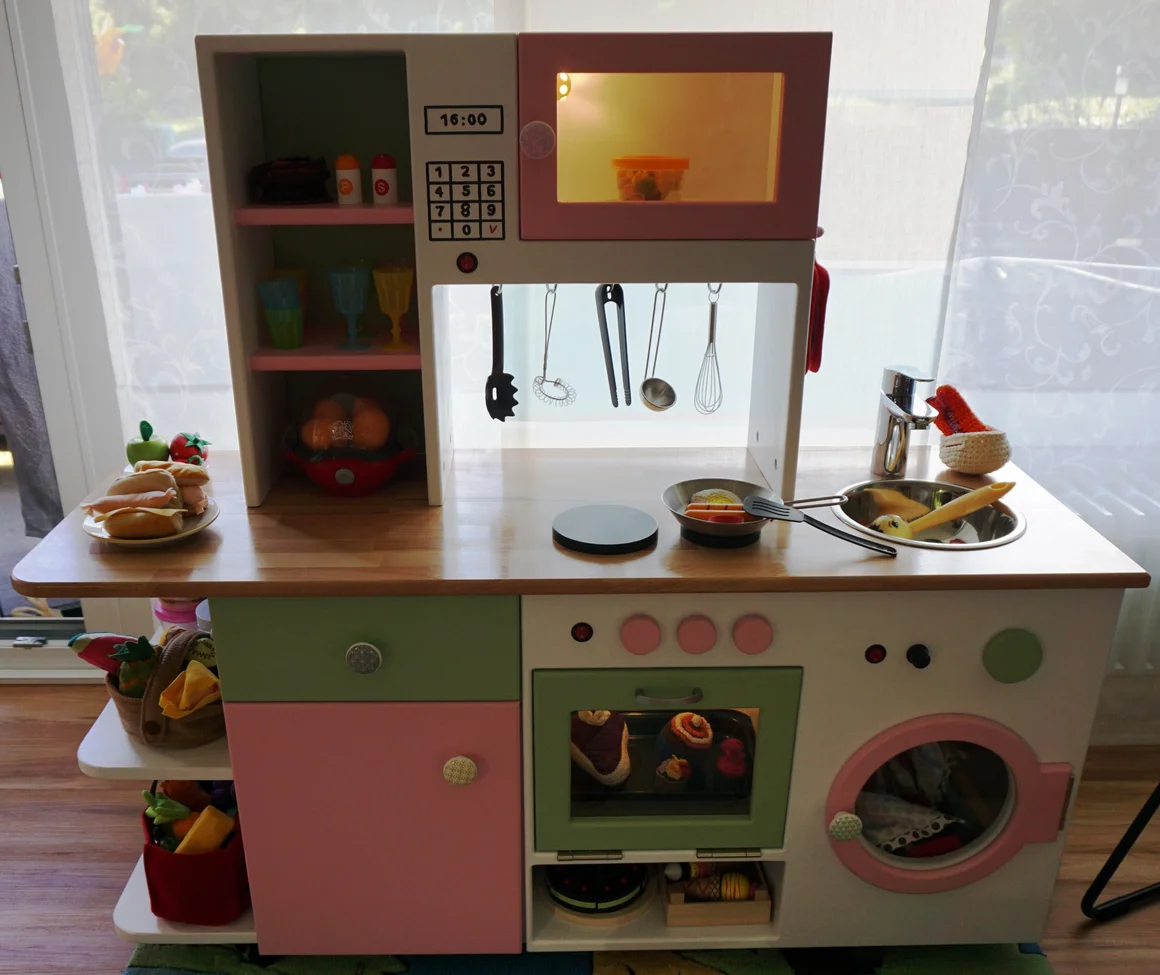 Spielzeugküche aus Holz mit Spielzeugessen