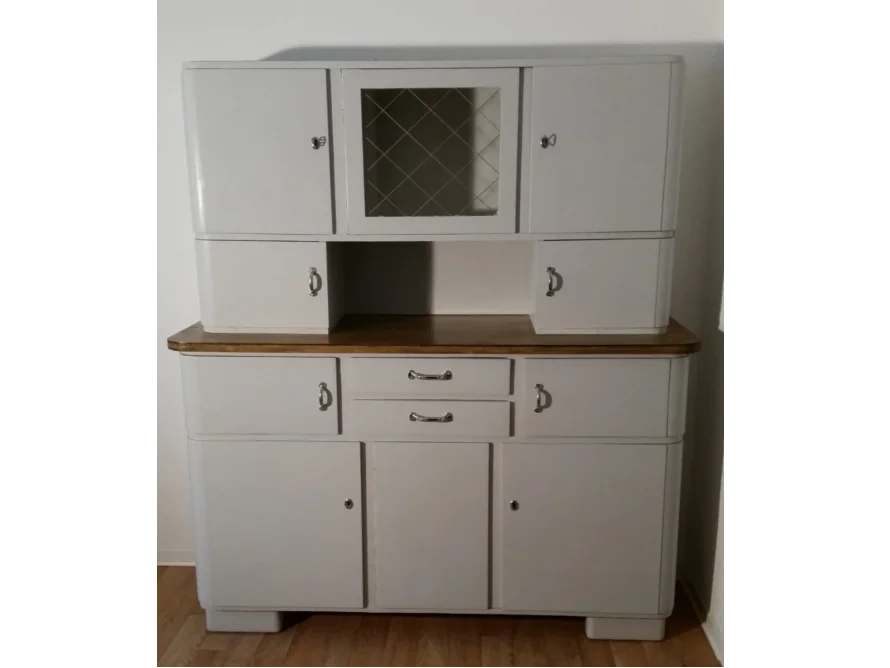 Weißer Küchenschrank mit Holzarbeitsplatte