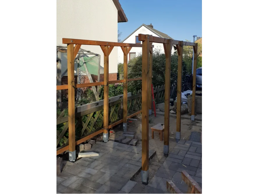 Holzgerüst einer Pergola im Bau