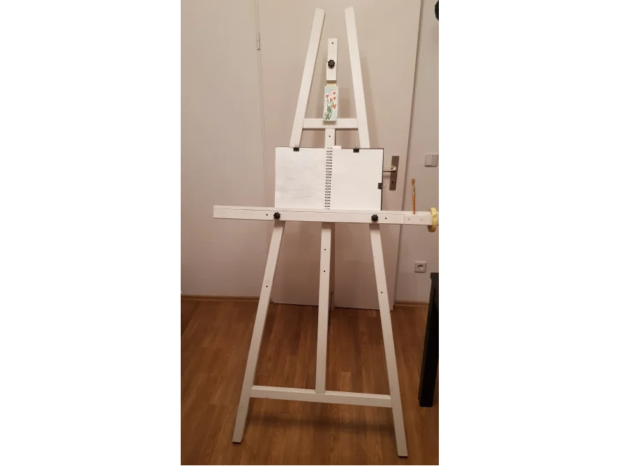 Weiße Staffelei mit Skizzenblock