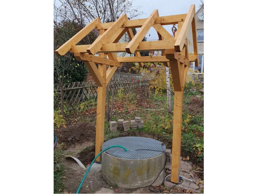 Brunnen mit Holzüberbau