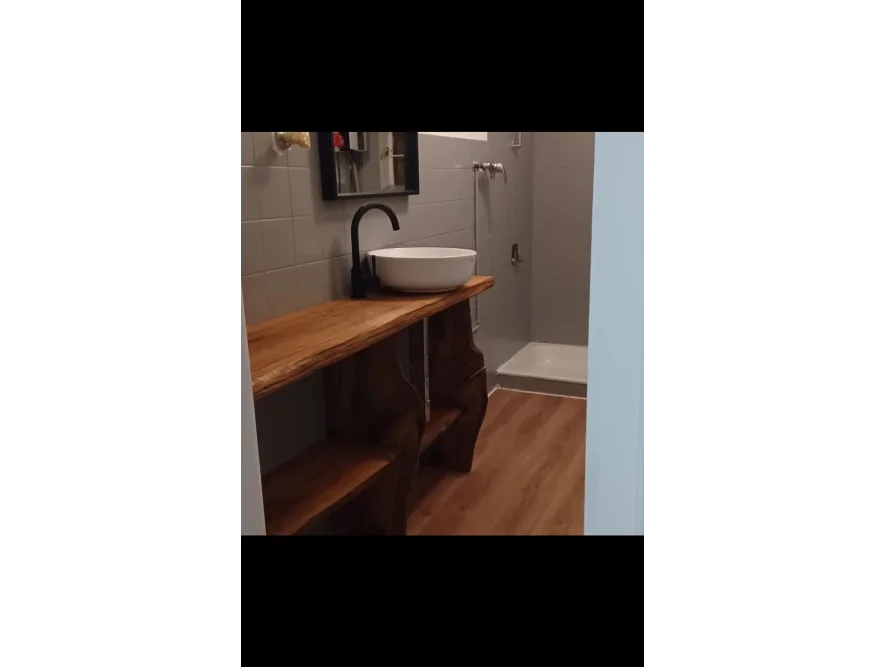 Waschbecken auf einem Holztisch