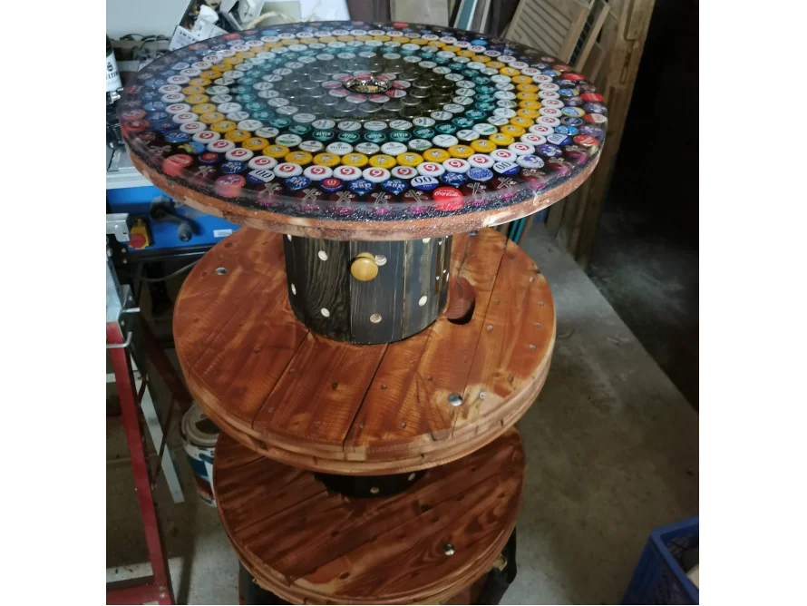 Stehtisch aus Kabeltrommel mit Kronkorken