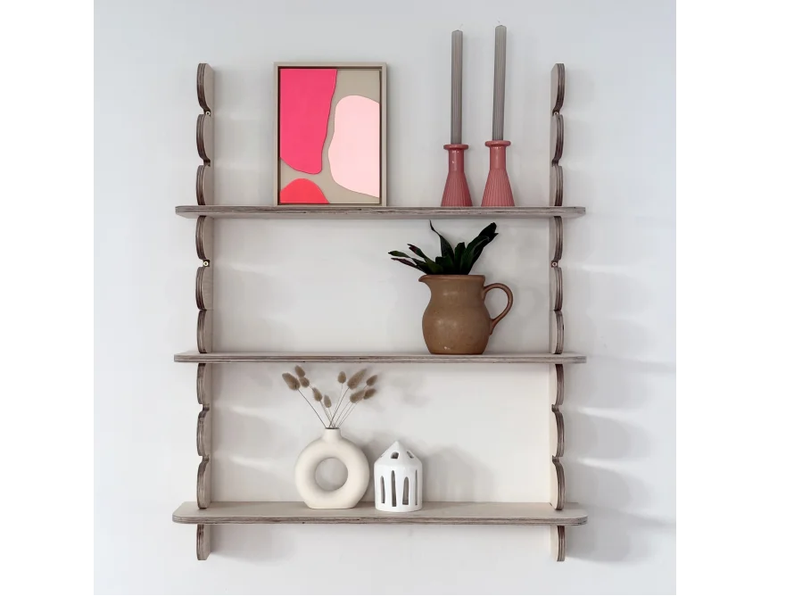 Wandregal mit Deko
