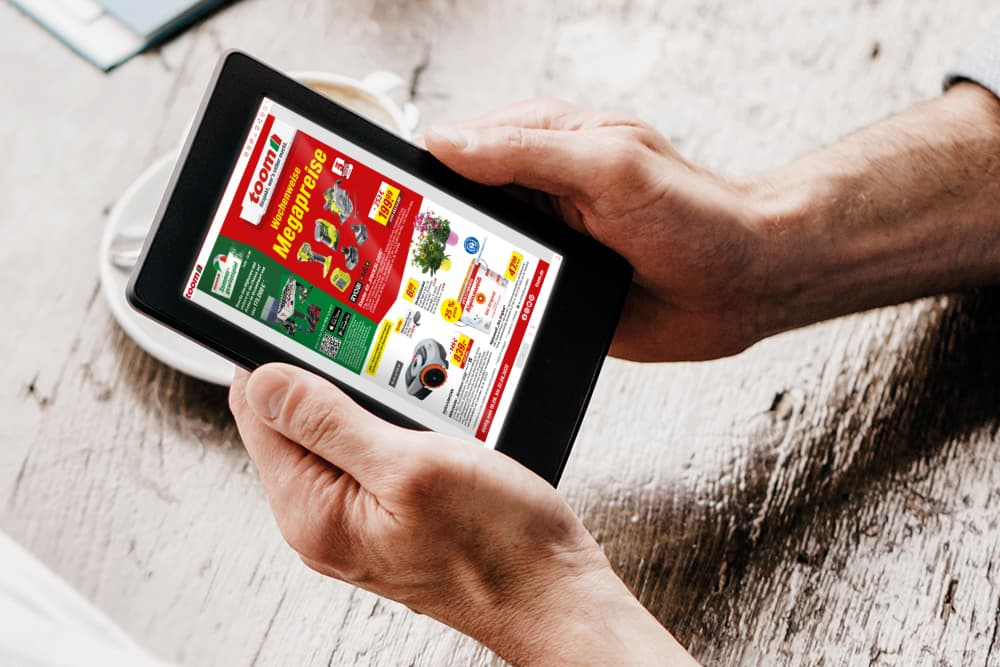 Eine Person blättert in einem digitalen Baumarkt-Prospekt auf einem Tablet.