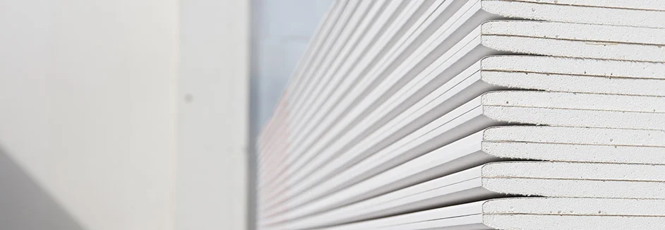 Stapel weiße Gipskartonplatten