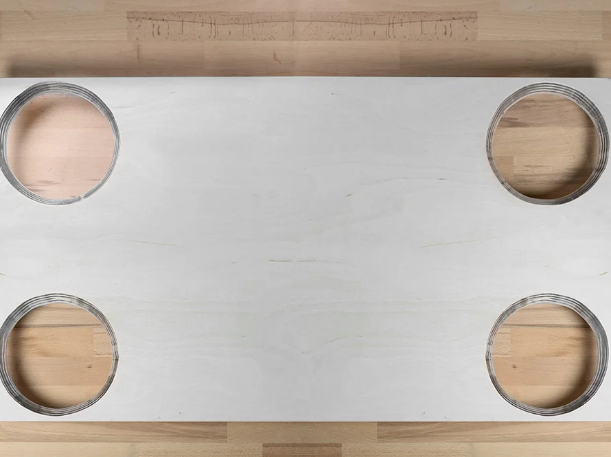 Holzplatte mit vier runden Löchern