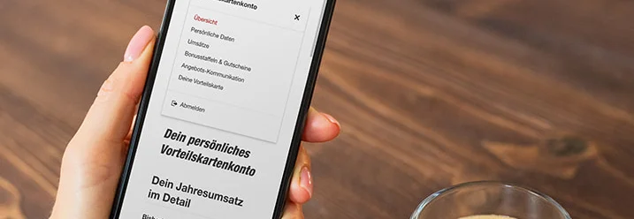 Eine Person betrachtet die Umsatzanzeige in ihrer Kundenkarten-App.