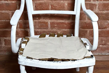 Alter Stuhl mit neuem Bezug