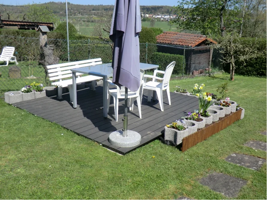 Terrasse mit Gartenmöbeln