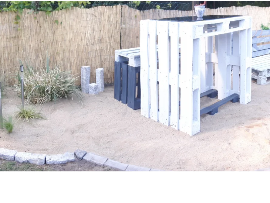 Garten mit selbstgebauten Möbeln aus Paletten
