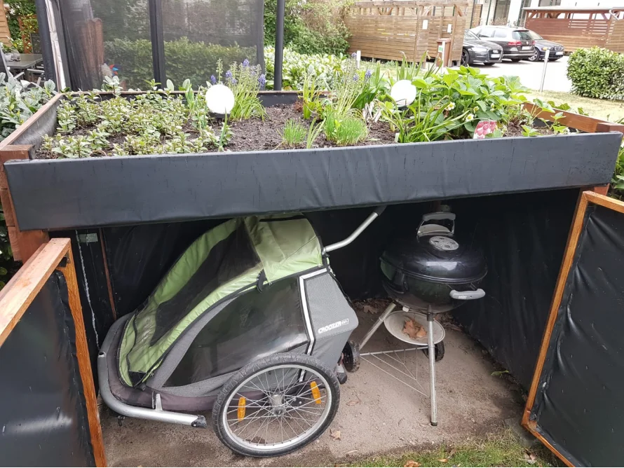 Gartenhaus mit bepflanztem Dach