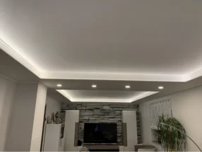 Decke mit indirekter Beleuchtung und Spots