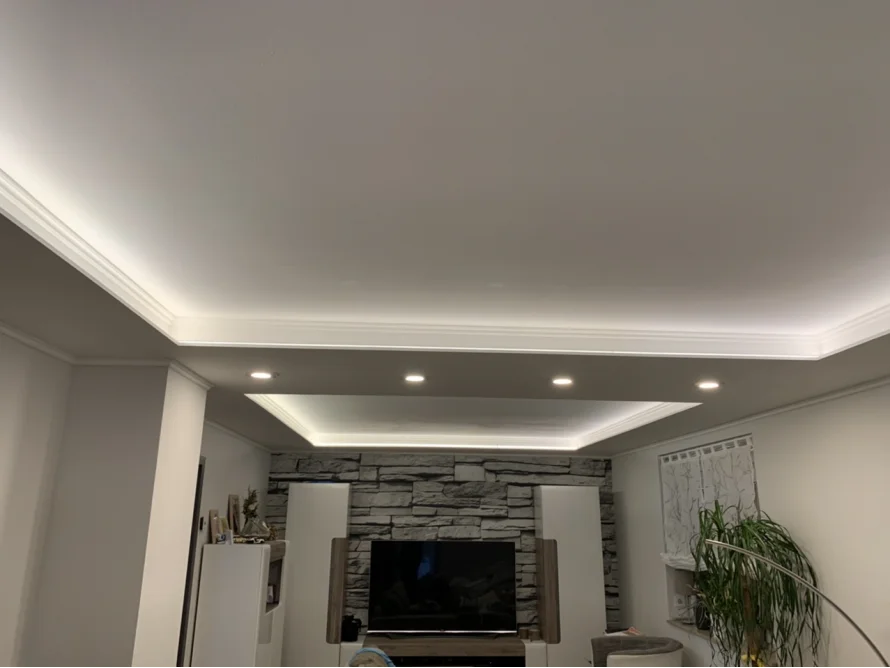 Decke mit indirekter Beleuchtung und Spots