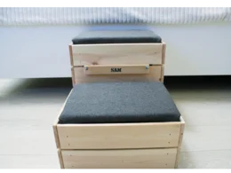 Holzkiste mit Kissen als Hundehilfe