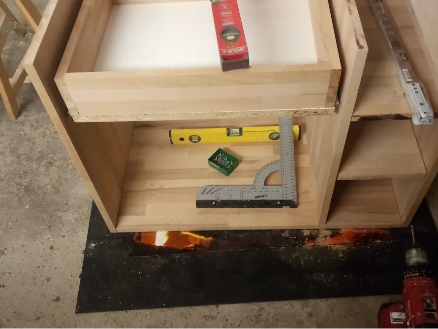 Einbau einer Schublade mit Wasserwaage