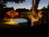 Pool auf einer Terrasse mit Gartenbeleuchtung