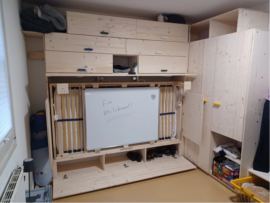 Ein hochklappbares Bett mit Stauraum