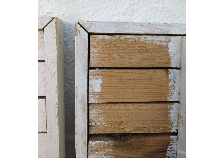 Abblätternde weiße Farbe auf Holzlatten