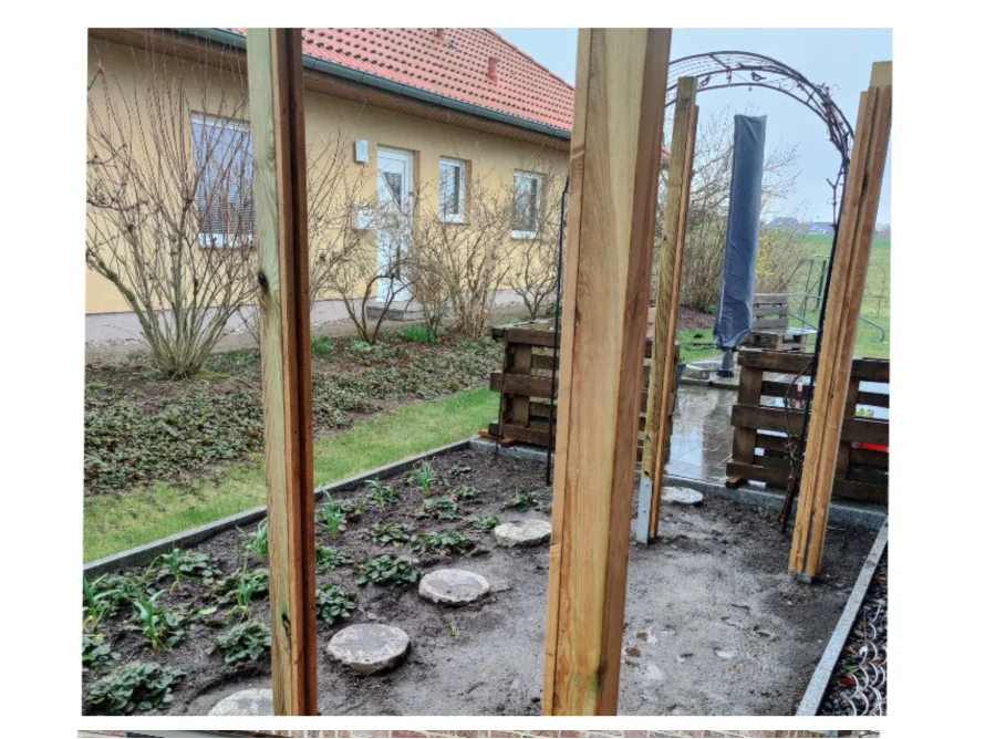 Holzbalken als Grundgerüst im Garten