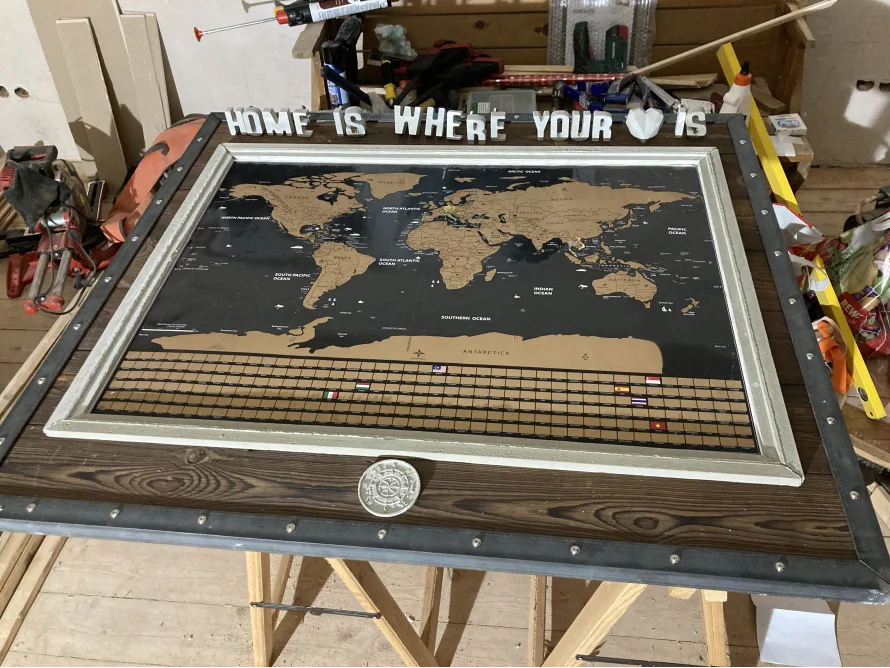 Gerahmte Weltkarte auf Holztisch