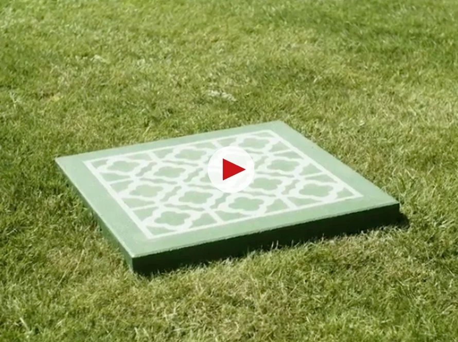 Quadratische Gehwegplatte auf Rasen