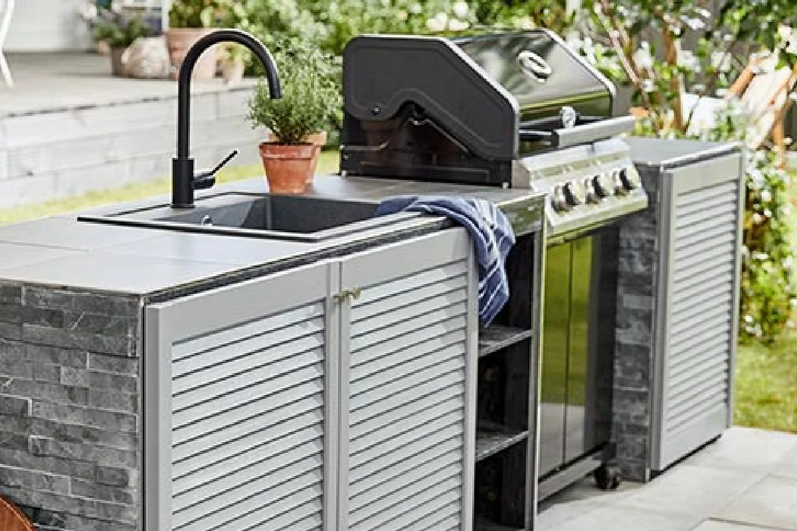 Graue Outdoor-Küche mit Grill und Spüle
