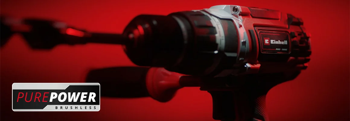 Akkugerät vor rotem Hintergrund