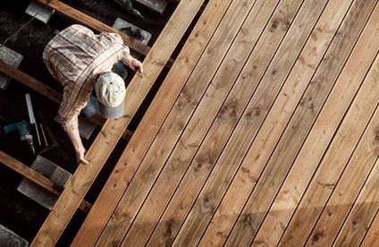Holzterrasse wird gebaut.