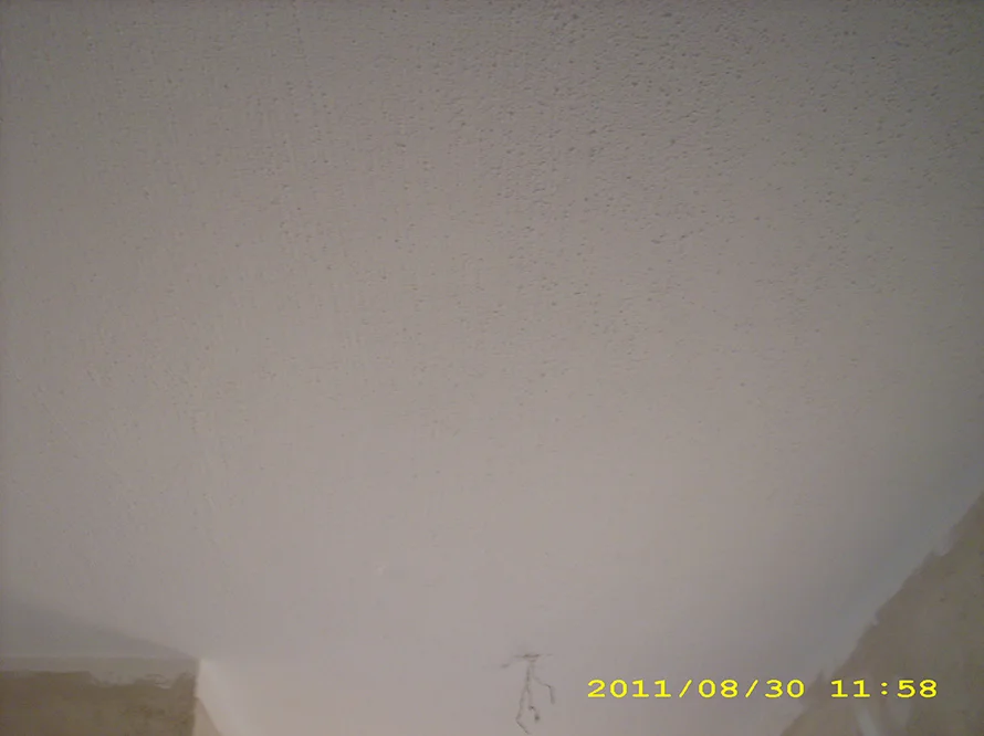 Gesprenkelte weiße Decke