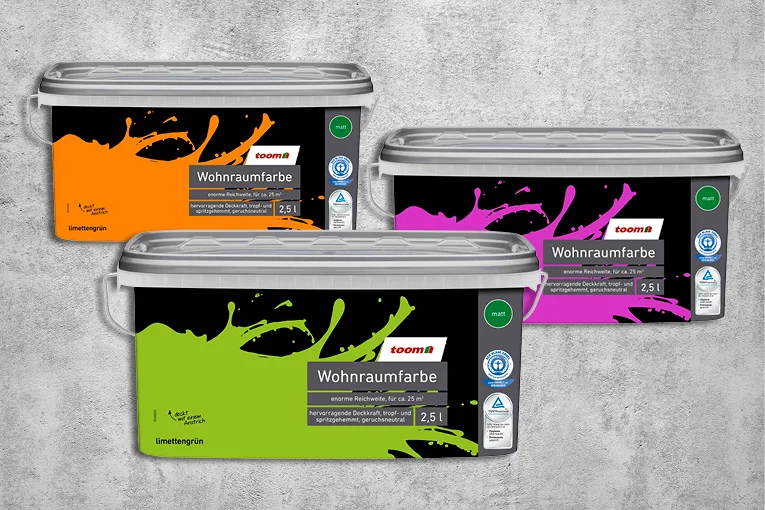 Drei Farbeimer in verschiedenen Farben