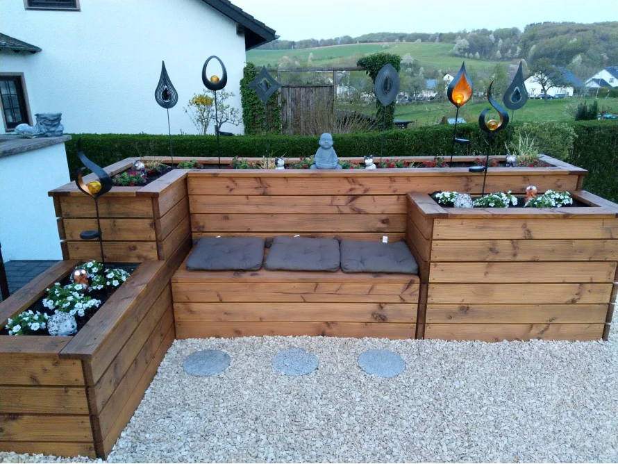 Holzsitzecke mit Blumenkästen