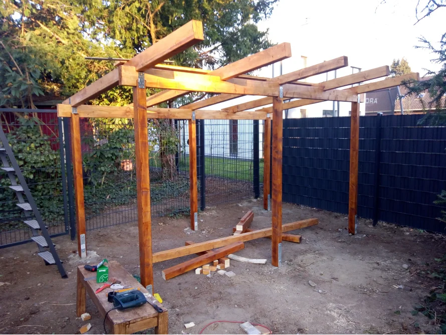 Holzgerüst eines Gartenhauses im Aufbau