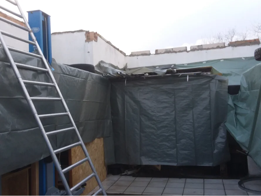 Unfertiges Gartenhaus mit Plane