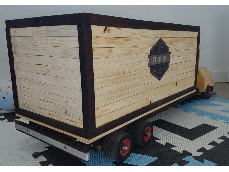 Spielzeuglastwagen aus Holz mit Anhänger