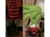 Weihnachtsbaum mit Grinch-Weihnachtskugel